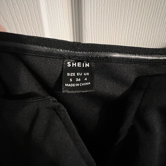 SHEIN Black Ruffle Sleeve V-Neck Romper - Picture 4 of 4